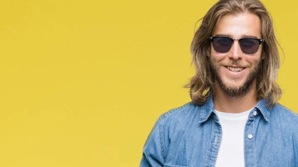 Jovem Homem Bonito Com Cabelos Longos Sobre Fundo Isolado Enviando — Fotografia de Stock