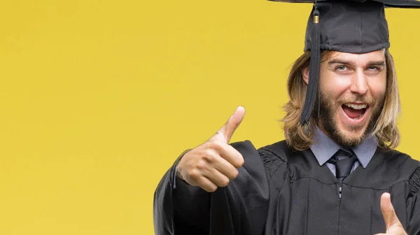 Jóképű Diplomás Fiatalember Hosszú Haj Jóváhagyása Során Pozitív Gesztus Kézzel — Stock Fotó