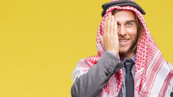 Mladý Pohledný Arabský Muž Dlouhými Vlasy Nosí Palestinou Izolované Pozadí — Stock fotografie