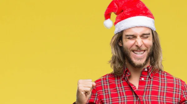 Junger Gutaussehender Mann Mit Langen Haaren Mit Weihnachtsmann Hut Vor — Stockfoto