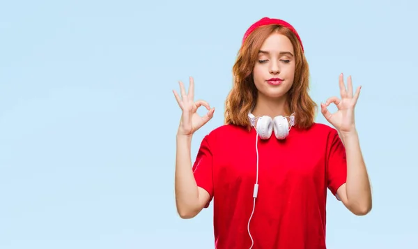 Jovem Bela Mulher Hipster Sobre Fundo Isolado Usando Fones Ouvido — Fotografia de Stock