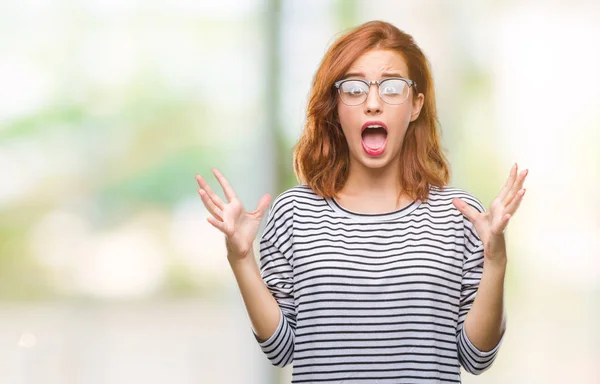 Junge Schöne Frau Über Isoliertem Hintergrund Mit Brille Die Verrückt — Stockfoto