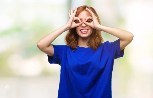 Joven Mujer Hermosa Sobre Fondo Aislado Haciendo Buen Gesto Como — Foto de Stock