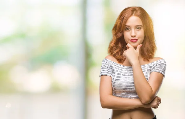 Jovem Bela Mulher Sobre Fundo Isolado Olhando Confiante Para Câmera — Fotografia de Stock