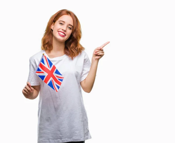 非常に幸せな側の手と指で指すの分離の背景の上イギリスの旗を保持している若い美しい女性 — ストック写真