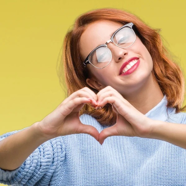 Mooie Jongedame Geïsoleerde Achtergrond Winter Trui Glimlachend Liefde Met Hartsymbool — Stockfoto