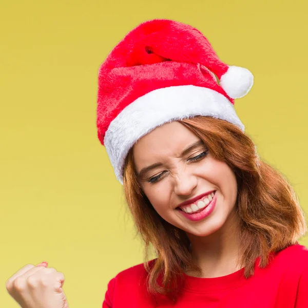 若い美しい女性非常に幸せと興奮の腕を上げ 勝者のジェスチャを行うクリスマス帽子をかぶっている孤立した背景に笑みを浮かべて 成功のために叫んで お祝いのコンセプト — ストック写真