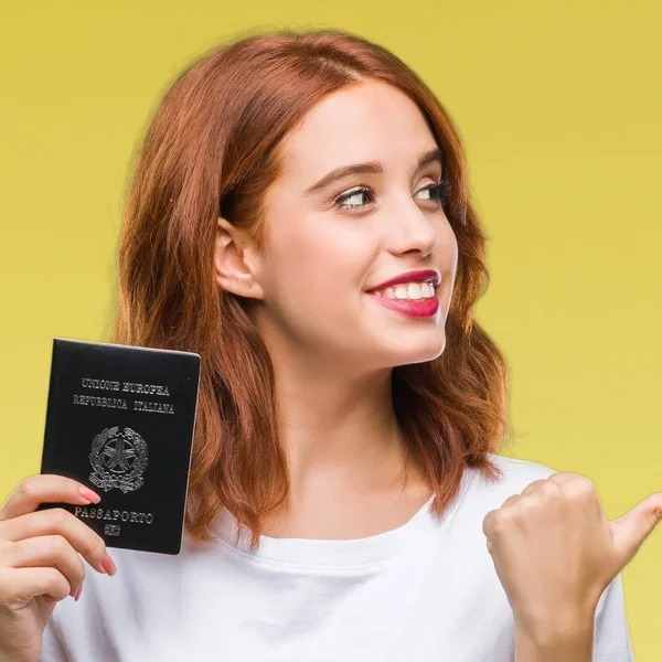 Joven Hermosa Mujer Sosteniendo Pasaporte Italia Sobre Fondo Aislado Señalando — Foto de Stock