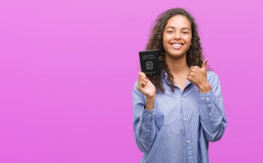 Ok işareti, başparmak ile parmak, mükemmel işareti yapıyor kocaman bir gülümseme ile pasaport İtalya'nın mutlu tutan genç İspanyol kadın