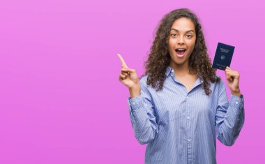 Pasaport Almanya'nın çok mutlu el ve parmak ile tarafına işaret tutan genç İspanyol kadın