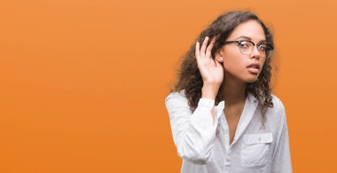 Bir işitme söylenti ya da dedikodu için dinleme kulak üzerinde el ile gülümseyen güzel genç İspanyol kadın. Sağırlık kavramı.