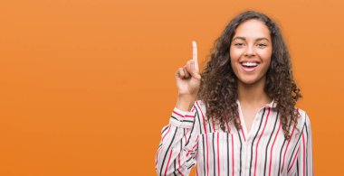 Güzel genç İspanyol kadın işaret parmağı kadar başarılı fikir. Çıktıktan ve mutlu. Bir numara.