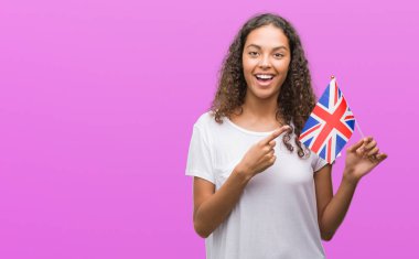 Amerika Birleşik Devletleri bayrağı çok mutlu el ve parmak ile işaret tutan genç İspanyol kadın