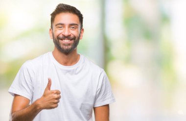 Hareketi el ile mutlu yaşasın yapıyor izole arka plan yetişkin İspanyol adam. Kameraya bakarak başarı gösteren ile ifade onaylama.