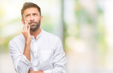 İzole arka plan düşünme seyir üzerinde yetişkin İspanyol adam yorgun ve sıkılmış çapraz silah depresyon sorunları ile.