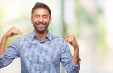 Yüzünde gülümseme ile kendinden emin görünüyorsun, kendini gururlu ve mutlu parmakları ile işaret izole arka plan yetişkin İspanyol adam.