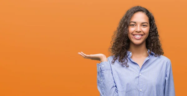 Young Hispanic Business Woman Smiling Cheerful Presenting Pointing Palm Hand — Stock Photo, Image