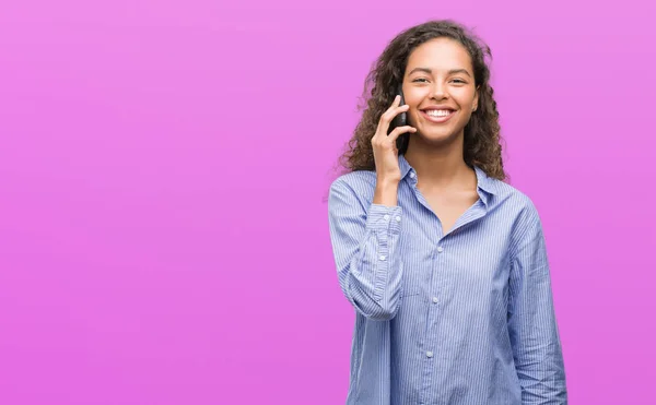 Junge Hispanische Frau Mit Smartphone Mit Einem Glücklichen Gesicht Stehend — Stockfoto