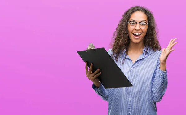 Joven Mujer Negocios Hispana Sosteniendo Portapapeles Muy Feliz Emocionada Expresión —  Fotos de Stock