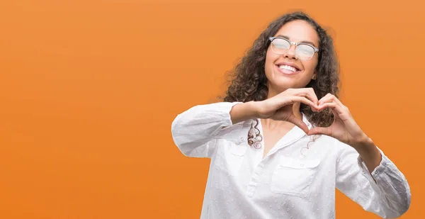 Hermosa Joven Hispana Sonriendo Amor Mostrando Símbolo Del Corazón Forma —  Fotos de Stock