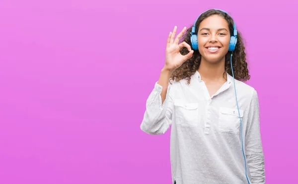 Jonge Spaanse Vrouw Hoofdtelefoon Doen Teken Met Vingers Uitstekende Symbool — Stockfoto