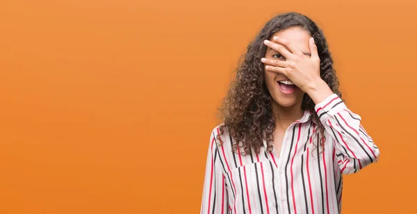 Mooie Jonge Spaanse Vrouw Gluren Schok Voor Gezicht Ogen Met — Stockfoto