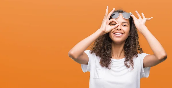 Νεαρή Γυναίκα Ισπανόφωνος Φορώντας Γυαλιά Ηλίου Κάνει Εντάξει Χειρονομία Χέρι — Φωτογραφία Αρχείου