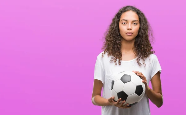 Mujer Hispana Joven Sosteniendo Balón Fútbol Con Una Expresión Confianza —  Fotos de Stock