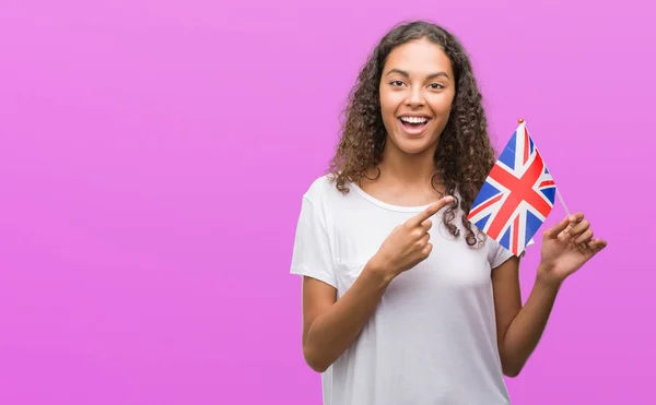 Mladá Hispánský Žena Držící Vlajka Spojeného Království Velmi Šťastný Ukázal — Stock fotografie