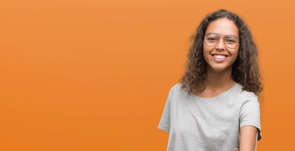 Mulher Hispânica Jovem Bonita Usando Óculos Sorrindo Amigável Oferecendo Aperto — Fotografia de Stock