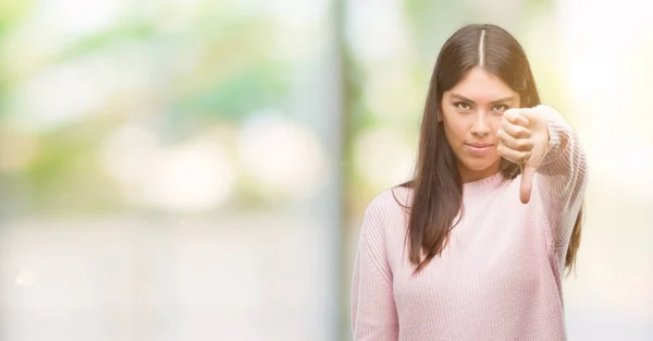 Joven Mujer Hispana Hermosa Usando Suéter Que Parece Infeliz Enojado — Foto de Stock