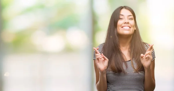 Jeune Belle Femme Hispanique Souriante Croisant Les Doigts Avec Espoir — Photo