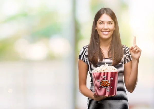 Mladé Krásné Hispánské Jíst Popcorn Překvapilo Nápad Nebo Otázku Ukazující — Stock fotografie