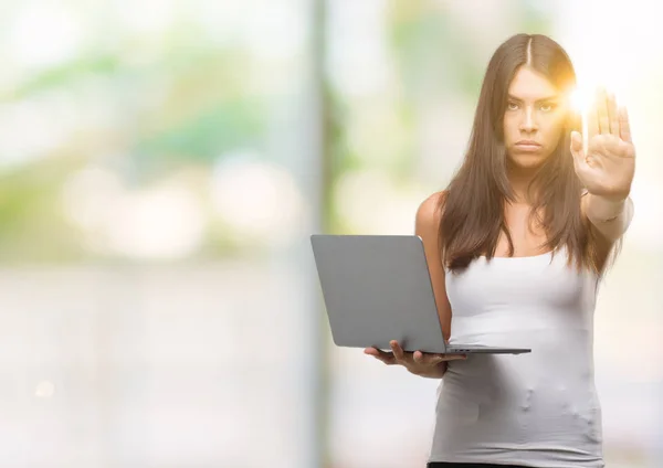 Mujer Hispana Joven Usando Computadora Portátil Con Mano Abierta Haciendo —  Fotos de Stock