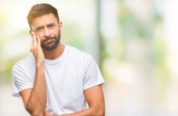 Hombre Hispano Adulto Sobre Fondo Aislado Pensando Que Parece Cansado —  Fotos de Stock