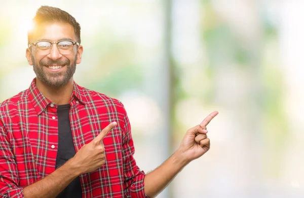 Hombre Hispano Adulto Con Gafas Sobre Fondo Aislado Sonriendo Mirando — Foto de Stock