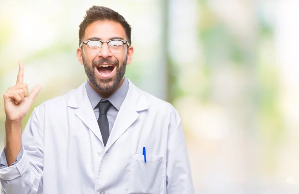 Cientista Hispânico Adulto Homem Médico Vestindo Casaco Branco Sobre Fundo — Fotografia de Stock