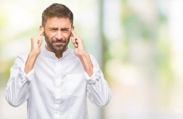 Homme Hispanique Adulte Sur Fond Isolé Couvrant Les Oreilles Avec — Photo