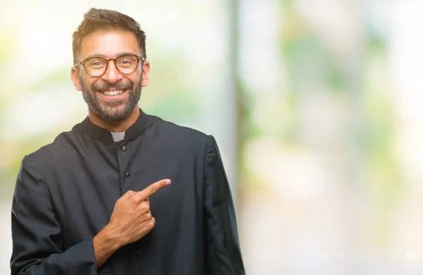 Adult Spansktalande Katolsk Präst Mannen Över Isolerade Bakgrund Glada Med — Stockfoto