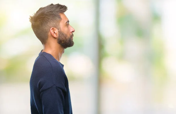 Erwachsene Hispanische Mann Über Isolierten Hintergrund Zur Seite Schauen Entspannen — Stockfoto