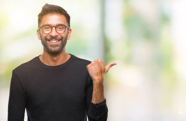 Hombre Hispano Adulto Con Gafas Sobre Fondo Aislado Sonriendo Con — Foto de Stock