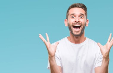 Yakışıklı delikanlı deli kutluyor ve silah ile başarı için heyecanlı çığlık kaldırdı ve açık gözleri hayret izole arka plan üzerinde. Kazanan kavramı