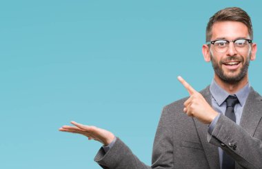 Genç yakışıklı iş adamı üzerinden hayran ve el ile sunulması ve parmak ile işaret ederken kameraya gülümseyen izole arka plan.