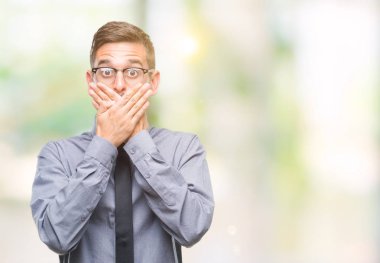 Genç yakışıklı iş adamı izole arka plan ağız hata için elleriyle kapsayan şok içinde. Gizli kavramı.