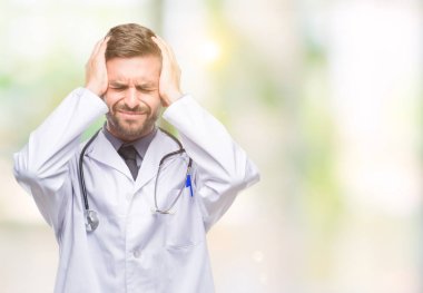 Genç yakışıklı Doktor adam çünkü umutsuz ve stresli baş ağrısı acı izole arka plan üzerinde ağrı ve migren. Ellerini kafasına.