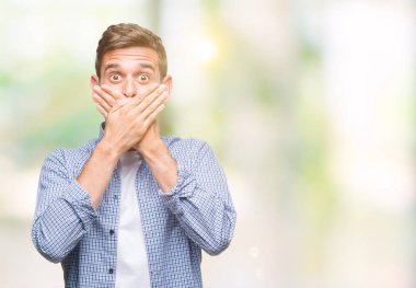 Üzerinde beyaz t-shirt giyen genç yakışıklı adam arka plan ağız hata için elleriyle kapsayan şok izole. Gizli kavramı.