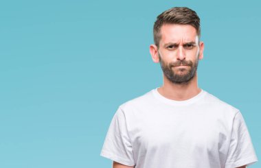 İzole arka plan şüpheci ve sinir, papatyanın üzgün sorun nedeniyle genç yakışıklı adam. Negatif kişi.