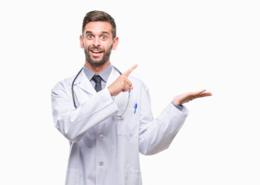 Genç yakışıklı Doktor adam üzerinden hayran ve el ile sunulması ve parmak ile işaret ederken kameraya gülümseyen izole arka plan.