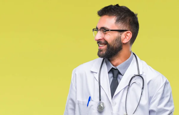 Homem Médico Hispânico Adulto Sobre Fundo Isolado Olhando Para Lado — Fotografia de Stock