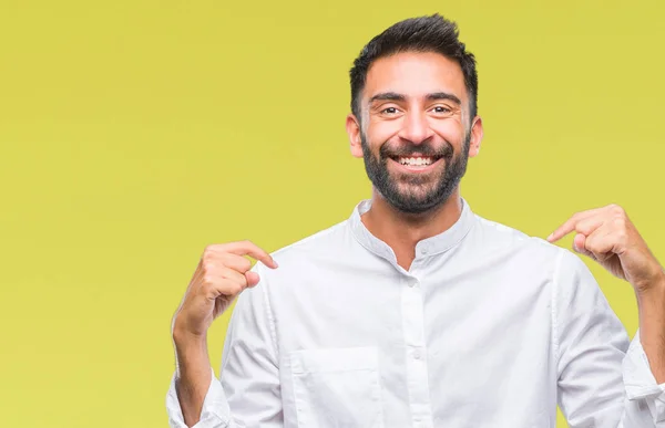 Volwassen Spaanse Man Geïsoleerde Achtergrond Zoek Vertrouwen Met Glimlach Het — Stockfoto